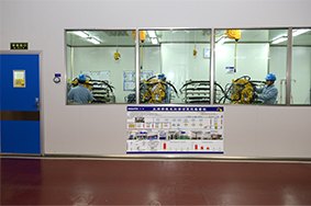 拥有10万级主阀部装无尘车间，每立方英尺空间中所含0.5um大小的颗粒物数量在2万个以下。确保液压部件和管路的清洁度。